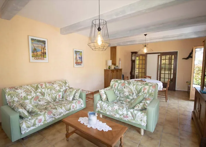 Large Spacious House In * Fréjus